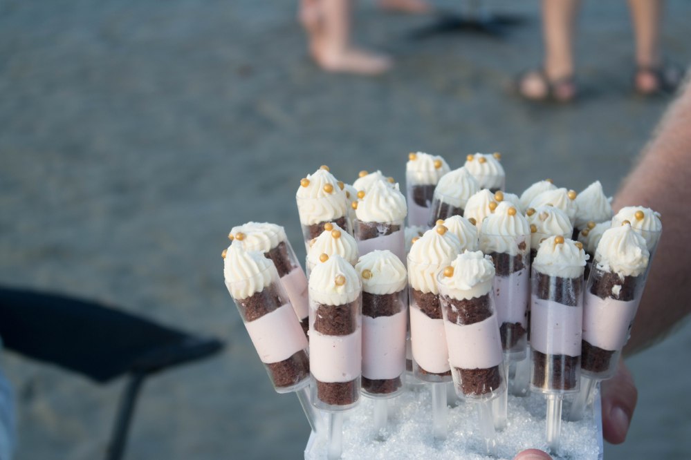 For dessert, tiny push pop cakes were served. 